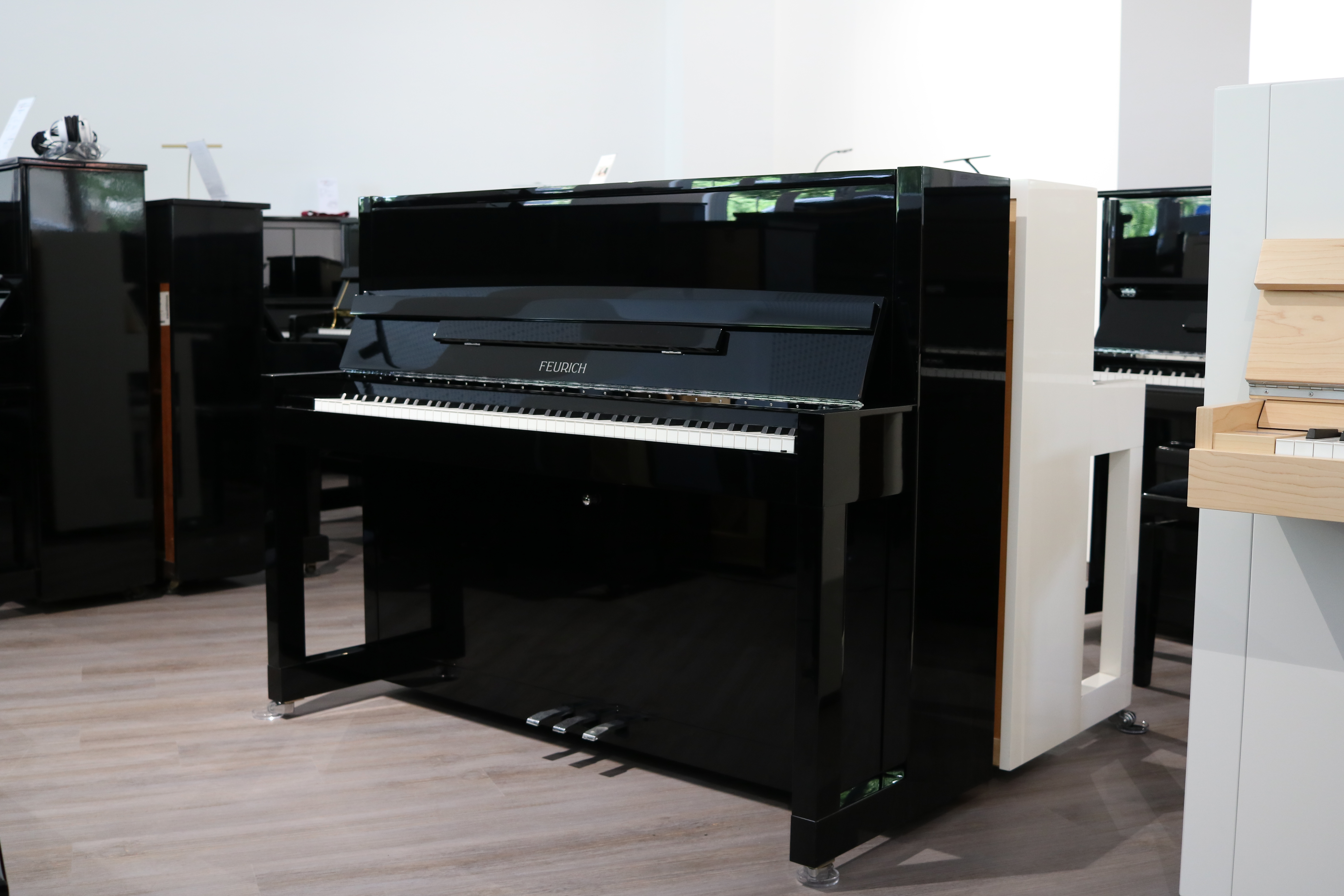 Feurich 115 Premiere Klavier