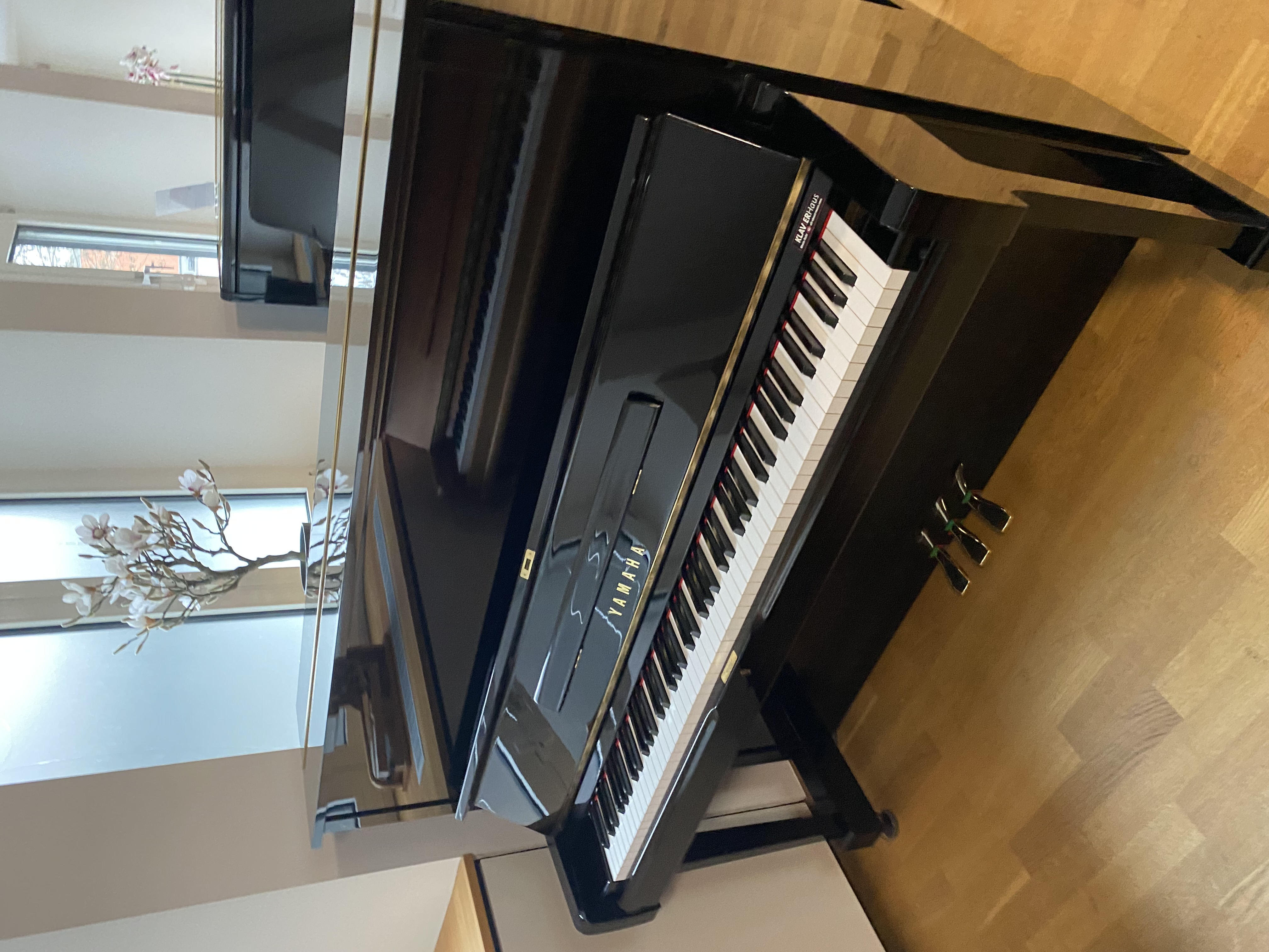 Yamaha U1M Klavier