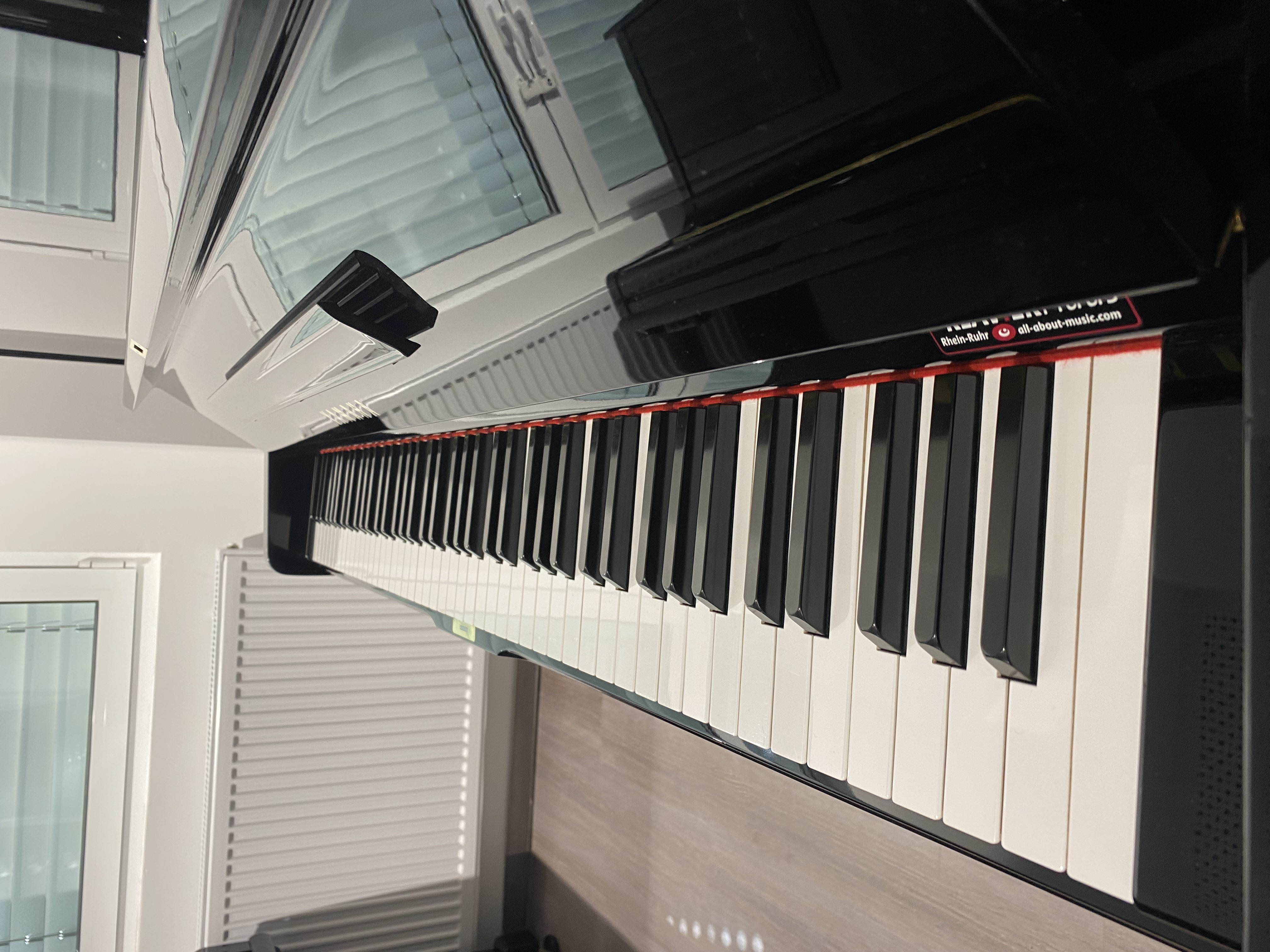 Yamaha UX1 Klavier