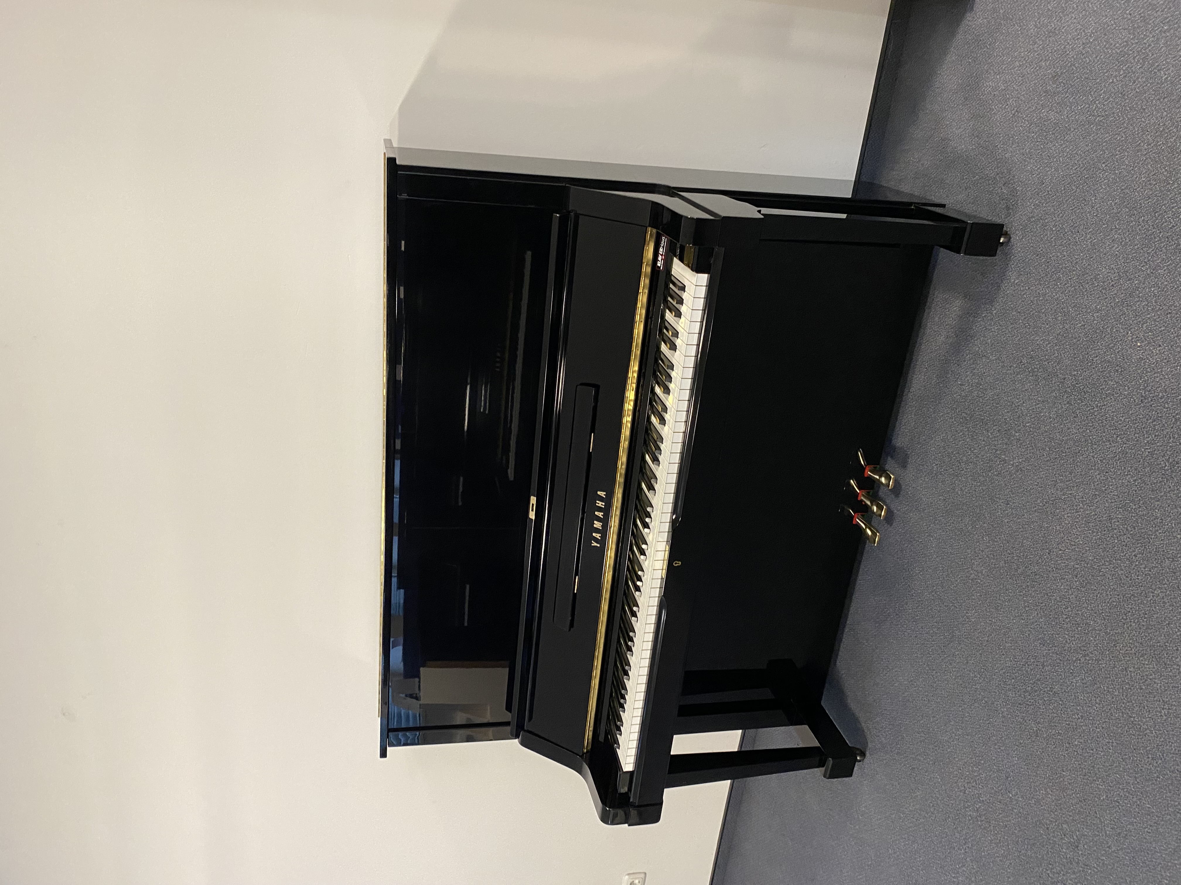Yamaha UX Klavier