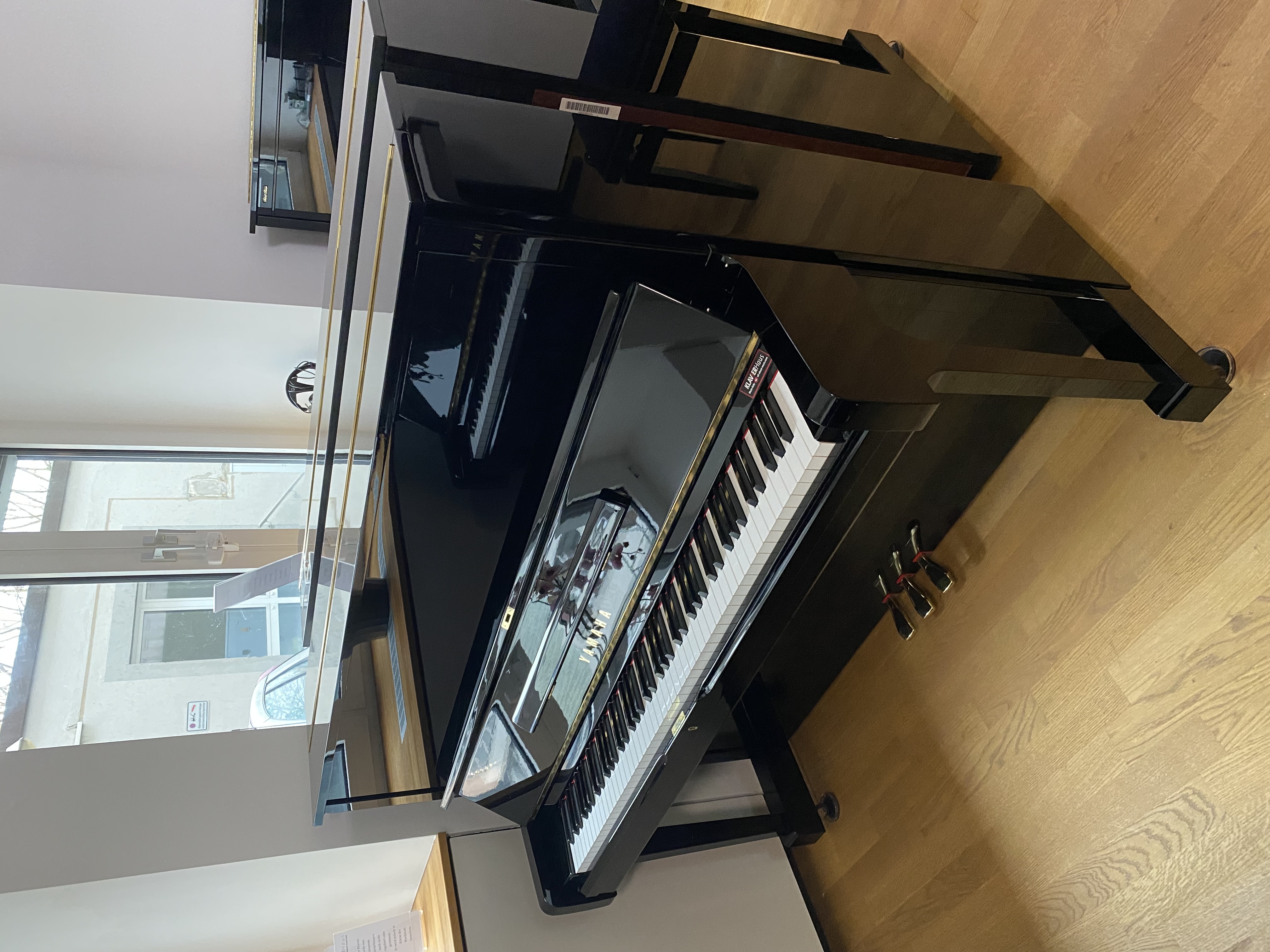 Yamaha U1M Klavier