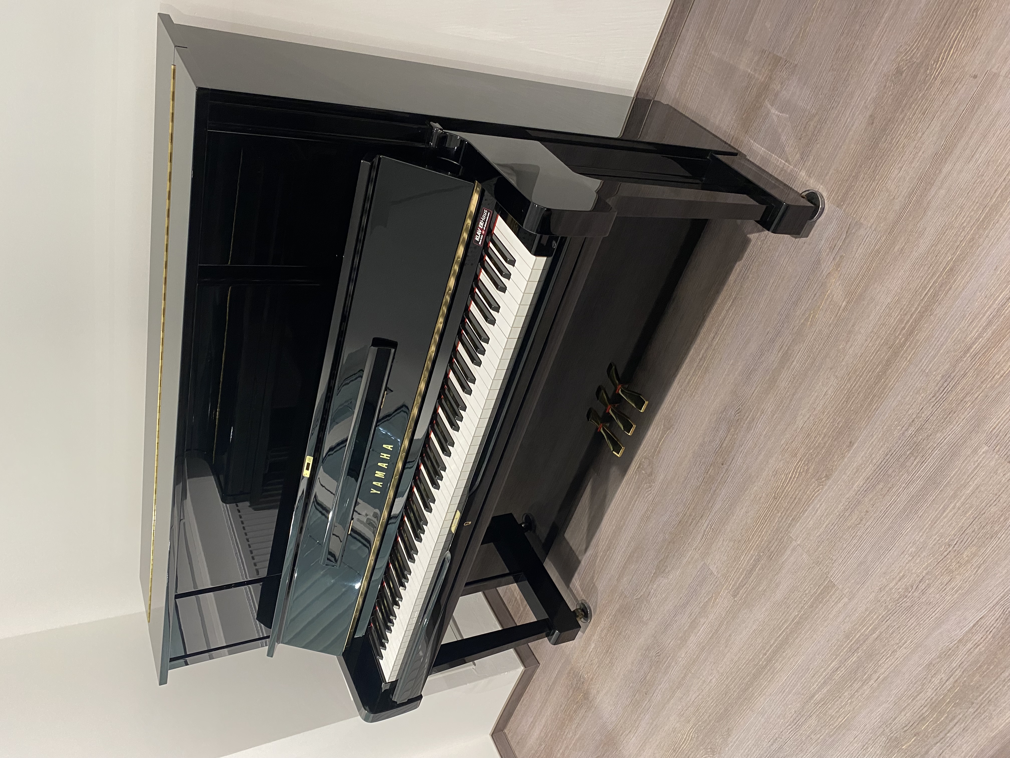 Yamaha UX1 Klavier