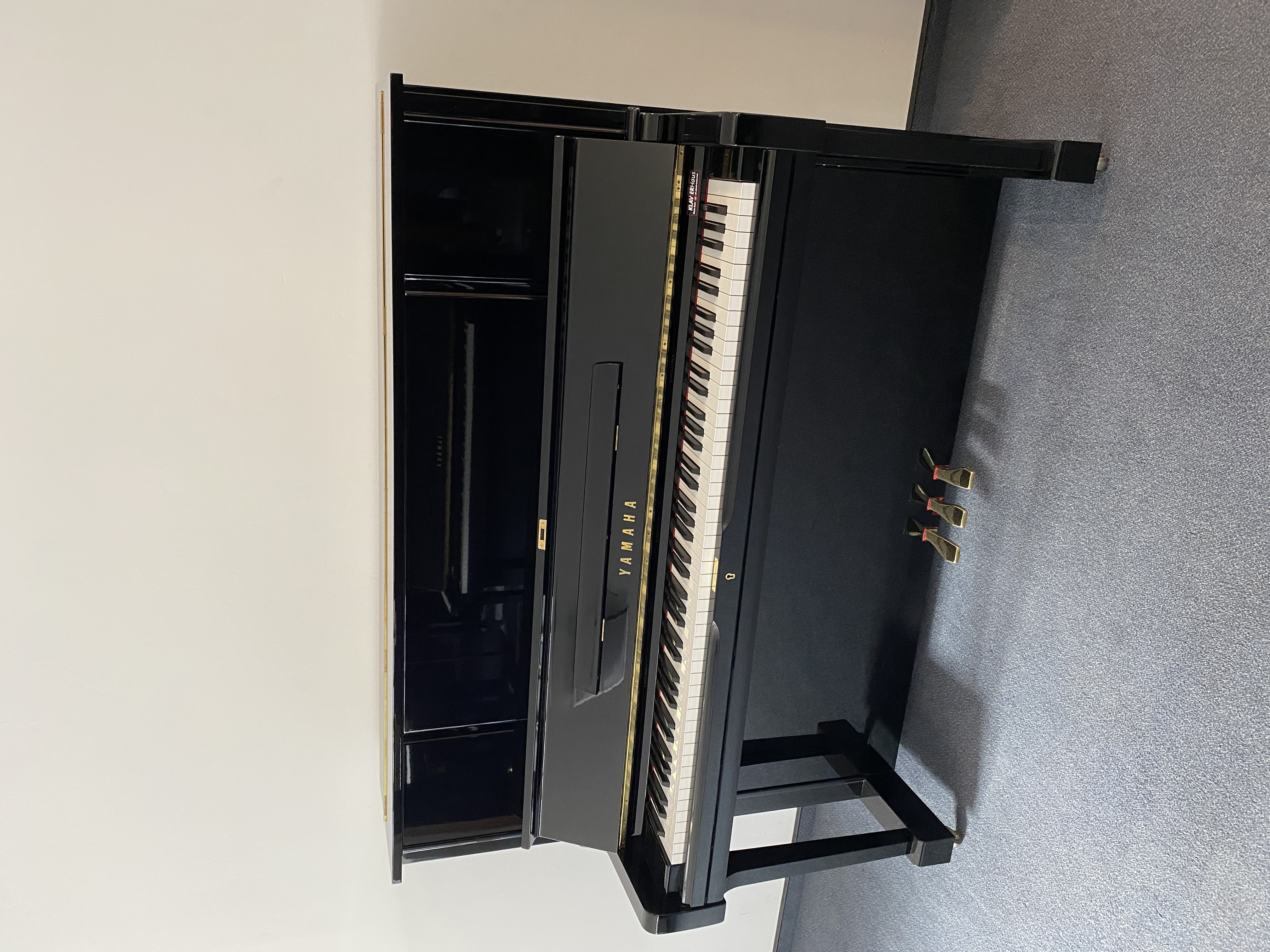 Yamaha UX1 Klavier